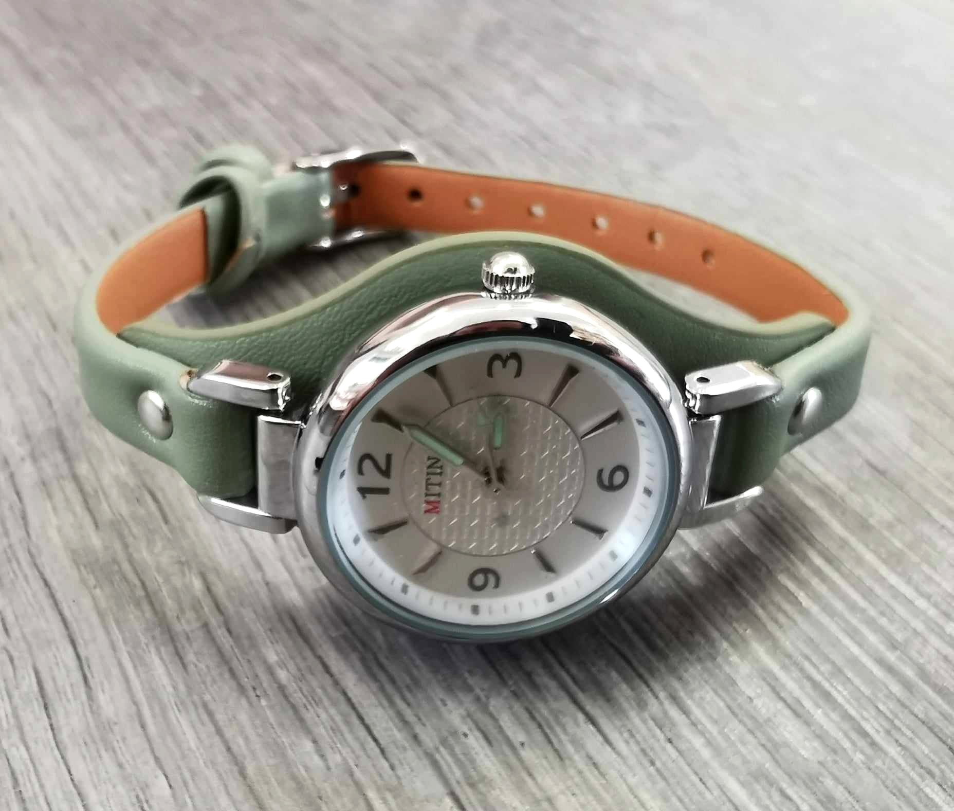 Montre pour femmes bracelet de cuir vert kaki